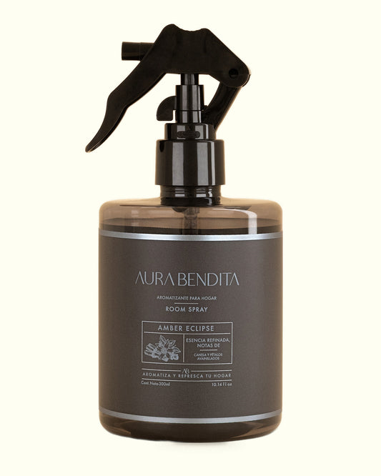 Amber Eclipse, aromatizante de ambiente de 300 ml de Aura Bendita: frasco sobre fondo marfil