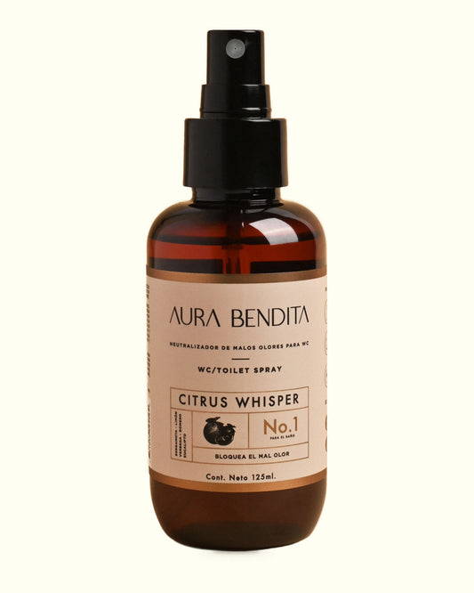 Citrus Whisper, spray para inodoro de 125 ml de Aura Bendita: frasco ámbar con atomizador sobre fondo marfil.