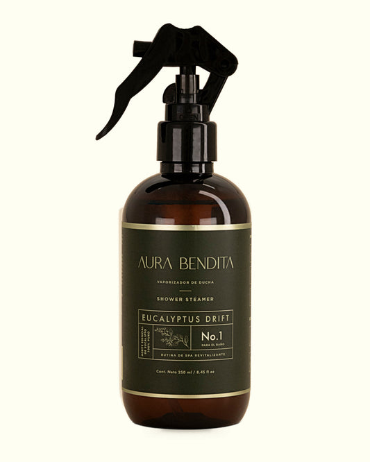Eucalyptus Drift, vaporizador para regadera de 250 ml de Aura Bendita: frasco sobre fondo marfil