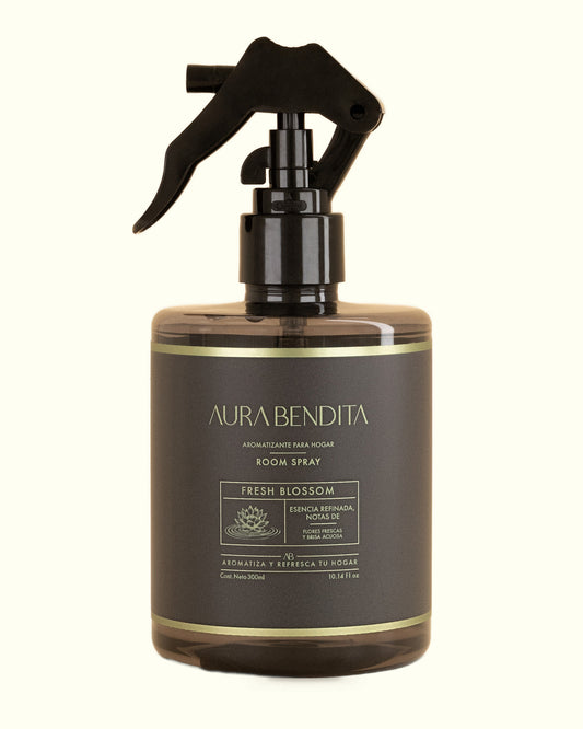Fresh Blossom, aromatizante de ambiente de 300 ml de Aura Bendita: frasco sobre fondo marfil