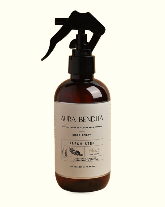 Fresh Step, desodorante para zapatos de 250 ml de Aura Bendita: frasco sobre fondo marfil