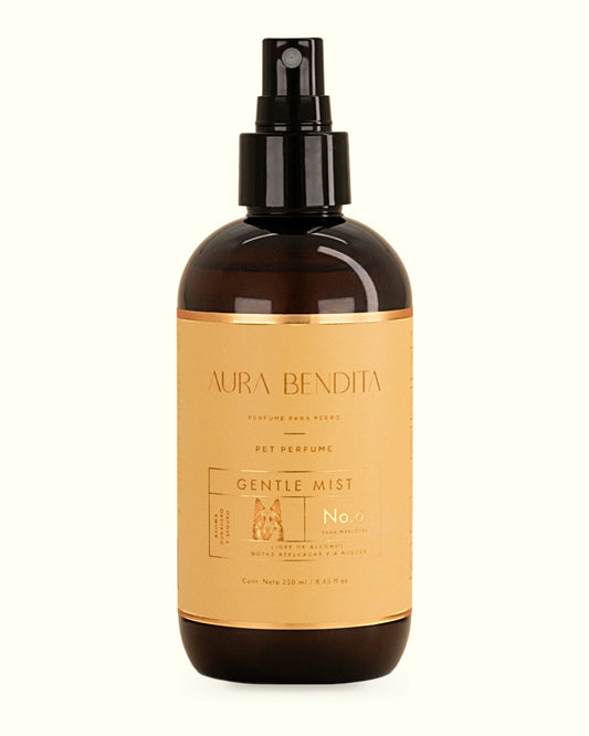 Gentle Mist, perfume para perro de 250 ml de Aura Bendita: frasco ámbar con etiqueta mostaza sobre fondo marfil