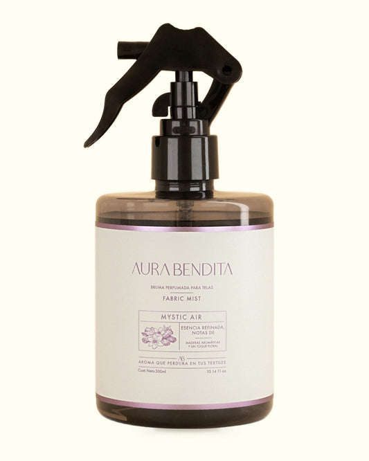 Mystic Air, aromatizante de telas de 300 ml de Aura Bendita: frasco sobre fondo marfil