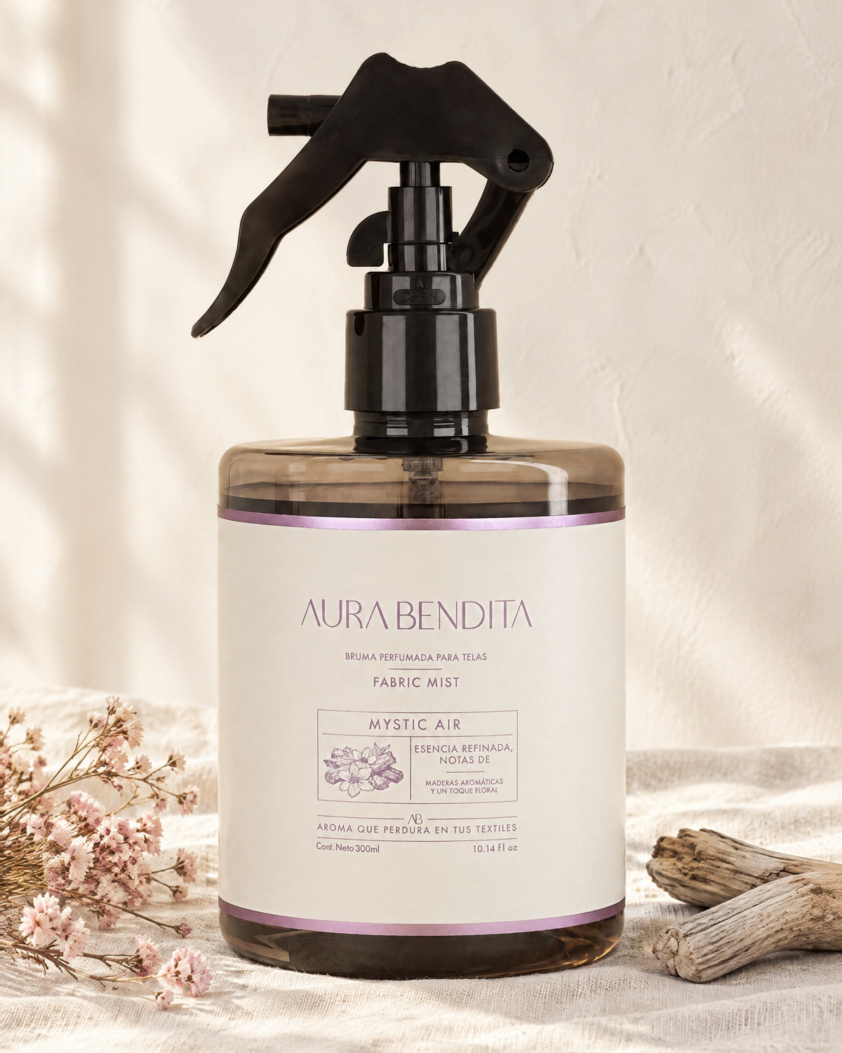 Mystic Air, aromatizante de telas de 300 ml, junto a elementos de su aroma