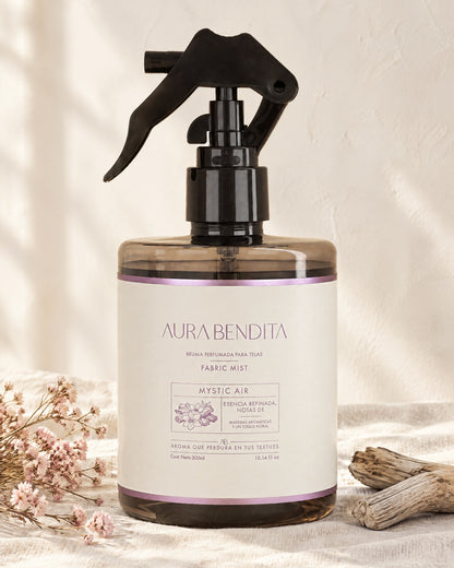 Mystic Air, aromatizante de telas de 300 ml, junto a elementos de su aroma