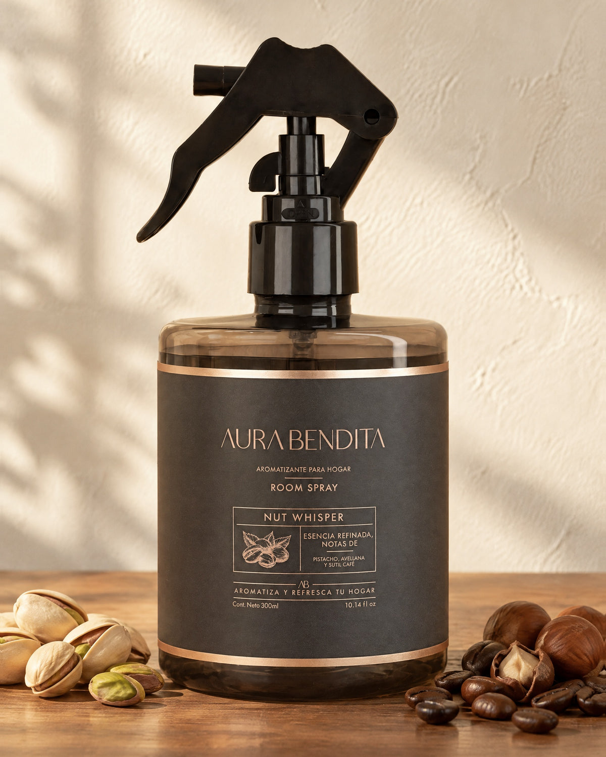 Nut Whisper, aromatizante de ambiente de 300 ml, junto a elementos de su aroma