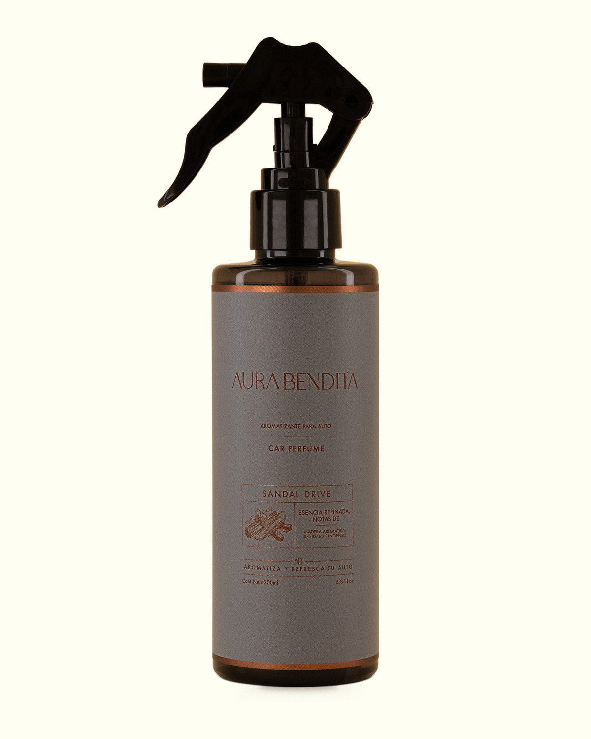Sandal Drive, aromatizante para auto de 200 ml de Aura Bendita: frasco sobre fondo marfil