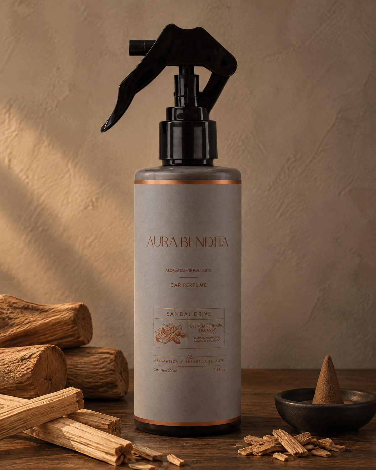 Sandal Drive, aromatizante para auto de 200 ml, junto a elementos de su aroma