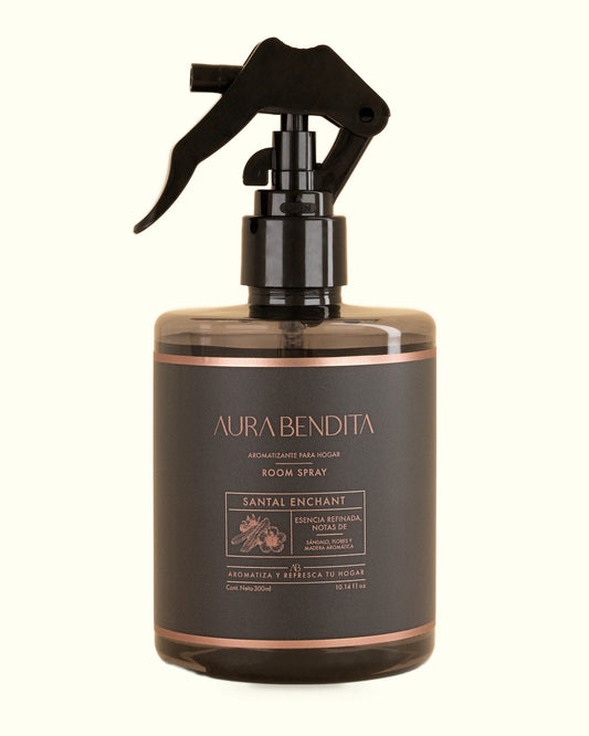 Santal Enchant, aromatizante de ambiente de 300 ml de Aura Bendita: frasco sobre fondo marfil