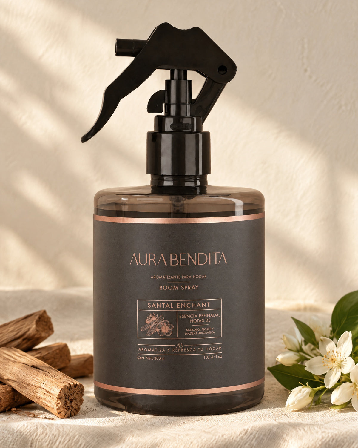 Santal Enchant, aromatizante de ambiente de 300 ml, junto a elementos de su aroma