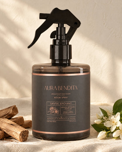 Santal Enchant, aromatizante de ambiente de 300 ml, junto a elementos de su aroma