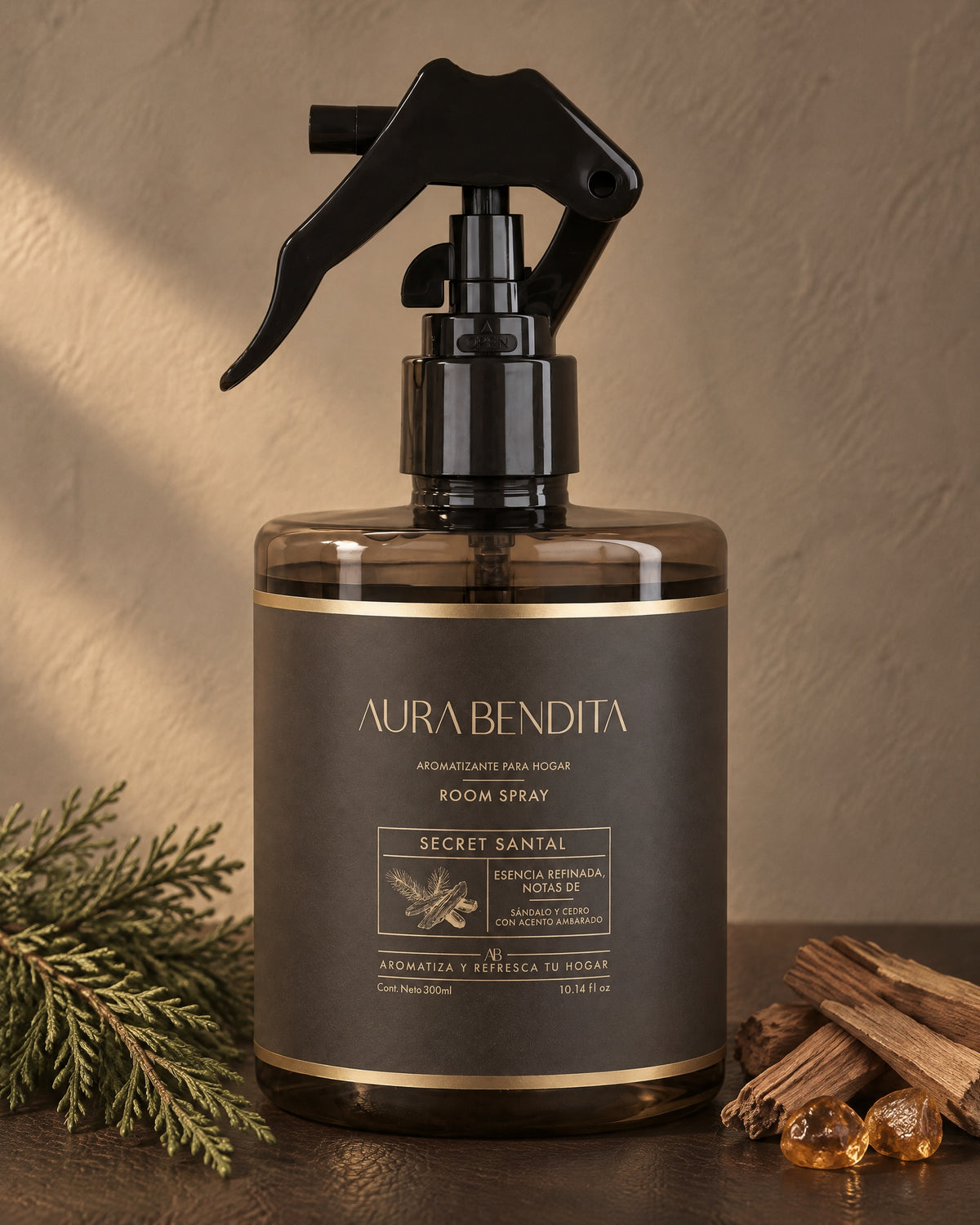 Secret Santal, aromatizante de ambiente de 300 ml, junto a elementos de su aroma