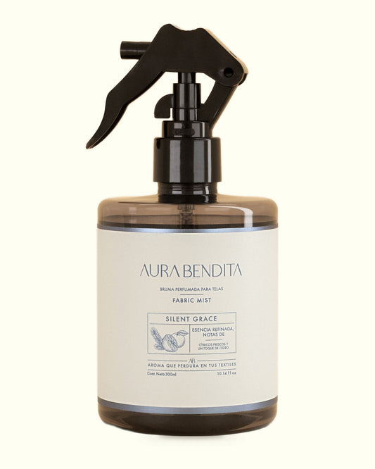 Silent Grace, aromatizante de telas de 300 ml de Aura Bendita: frasco sobre fondo marfil