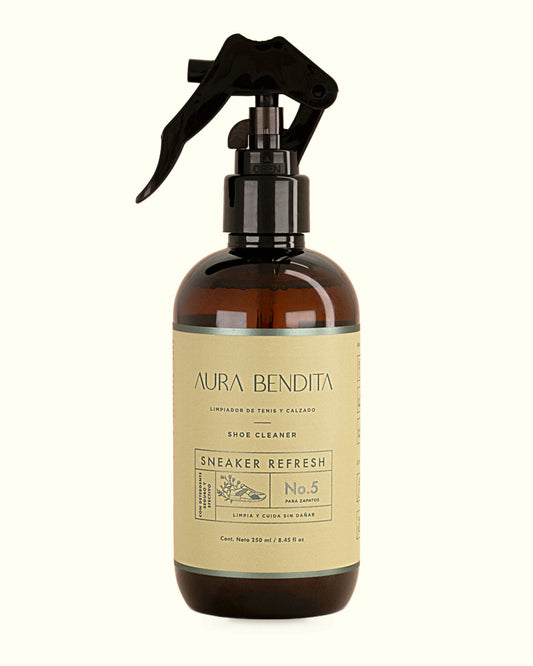 Sneaker Refresh, limpiador de tenis de 250 ml de Aura Bendita: frasco sobre fondo marfil
