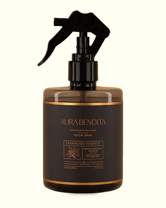 Teakwood Essence, aromatizante de ambiente de 300 ml de Aura Bendita: frasco sobre fondo marfil