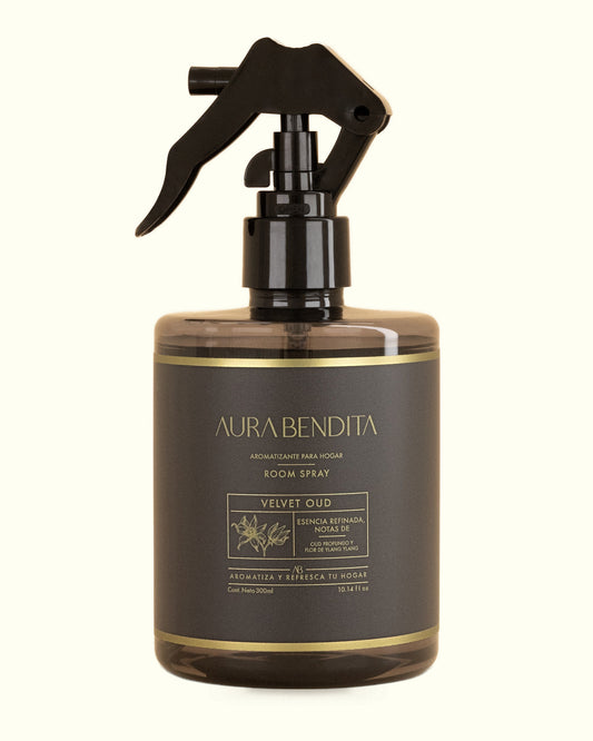 Velvet Oud, aromatizante de ambiente de 300 ml de Aura Bendita: frasco sobre fondo marfil