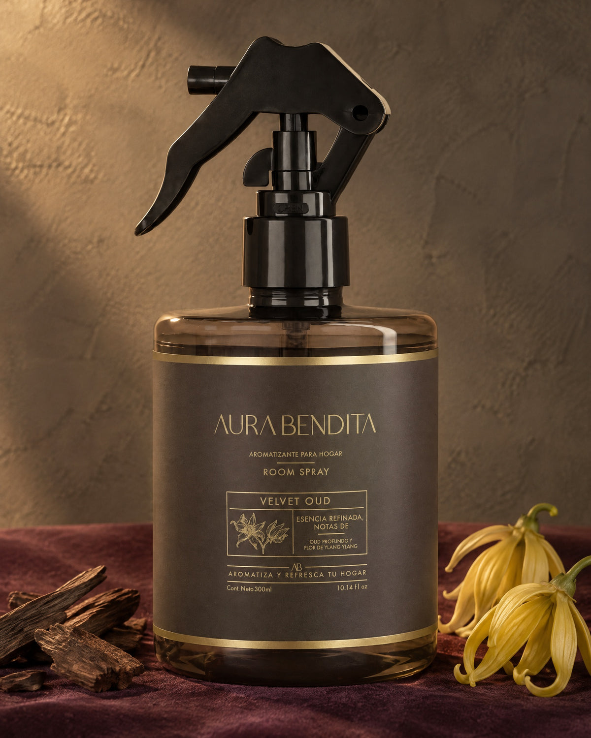Velvet Oud, aromatizante de ambiente de 300 ml, junto a elementos de su aroma